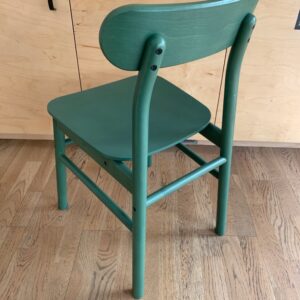Chaise IKEA design Maja Ganszyniec modèle Rônninge  en bois vert avec dossier incurvé. 12 unités. Vendu à l'unité avec faculté de réunion. 80 x 45 x 50 cm. Localisation : 10 rue Petit - 75019 Paris (3ème) – Image 2
