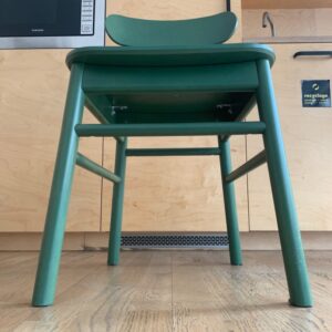 Chaise IKEA design Maja Ganszyniec modèle Rônninge  en bois vert avec dossier incurvé. 12 unités. Vendu à l'unité avec faculté de réunion. 80 x 45 x 50 cm. Localisation : 10 rue Petit - 75019 Paris (3ème) – Image 3