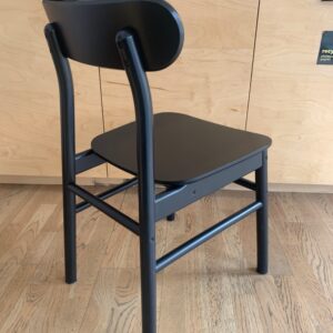 Chaise IKEA design Maja Ganszyniec modèle Rônninge édition en bois noir avec dossier incurvé. 80 x 45 x 50 cm. 12 unités. Vendu à l'unité avec faculté de réunion. Localisation : 10 rue Petit - 75019 Paris (3ème) – Image 2