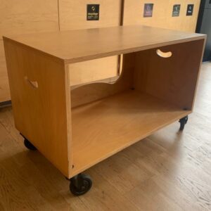 Caisson sur roulettes en bois contreplaqué avec poignées ergonomiques. 50 x 90 x 60 cm. 2 unités. Vendu à l'unité avec faculté de réunion. Localisation : 10 rue Petit - 75019 Paris (3eme) – Image 2