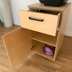 Meuble sur roulettes en bois clair ouvrant par un tiroir et une porte. 90 x 50 x 45 cm. Localisation : 10 rue Petit - 75019 Paris (3eme) – Image 3