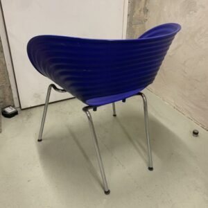 Fauteuil design Ron Arad modèle Tom Vac édition Vitra, assise à structure ondulée en polyproplylène bleu sur 4 pieds en acier chromé. 77 x 65 x 65 cm. 5 unités. Vendu à l'unité avec faculté de réunion. Localisation : 10 rue Petit - 75019 Paris (-1 B06) – Image 3