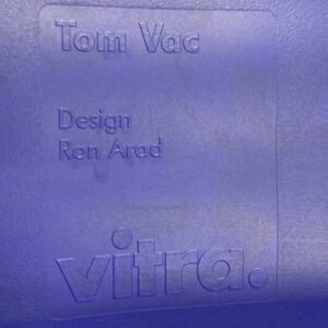 Fauteuil design Ron Arad modèle Tom Vac édition Vitra, assise à structure ondulée en polyproplylène bleu sur 4 pieds en acier chromé. 77 x 65 x 65 cm. 5 unités. Vendu à l'unité avec faculté de réunion. Localisation : 10 rue Petit - 75019 Paris (-1 B06) – Image 4