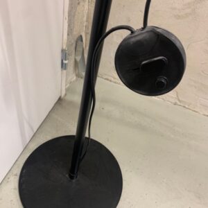 Lampe de parquet de marque Aluminor en métal noir, bras articulés, abat-jour circulaire. H : 190 cm.  Localisation : 10 rue Petit - 75019 Paris (-1 B06) – Image 4