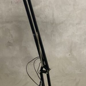 Lampe de parquet de style industriel en métal noir. Hauteur 200 cm. 2 unités. Vendu à l'unité avec faculté de réunion.
 Localisation : 10 rue Petit - 75019 Paris (-1 B06)