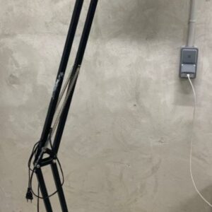 Lampe de parquet de style industriel en métal noir. Hauteur 200 cm. 2 unités. Vendu à l'unité avec faculté de réunion.
 Localisation : 10 rue Petit - 75019 Paris (-1 B06) – Image 2