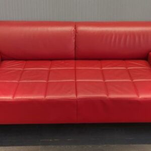 Canapé de marque Poltrona Frau en cuir rouge, piètement luge en acier chromé. 70 x 220 x 90 cm. 2 unités. Vendu à l'unité avec faculté de réunion. Localisation : 6 rue Duret - 75116 Paris (rdc)