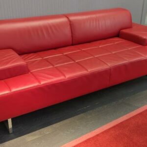 Canapé de marque Poltrona Frau en cuir rouge, piètement luge en acier chromé. 70 x 220 x 90 cm. 2 unités. Vendu à l'unité avec faculté de réunion. Localisation : 6 rue Duret - 75116 Paris (rdc) – Image 2