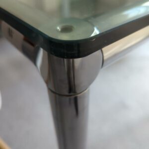 Table ou bureau de marque Bosse modèle Modul Space, plateau rectangulaire en verre transparent reposant sur une structure en acier chromé, pieds réglables en hauteur. 76 x 200 x 100 cm. Localisation : 6 rue Duret - 75116 Paris : 1-21 – Image 3