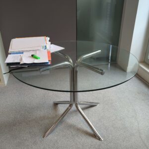 Table ronde plateau en verre transparent reposant sur un piètement à 4 branches en acier tubulaire chromé. 71 x 110 cm. Localisation : 6 rue Duret - 75116 Paris : 1-37 – Image 2