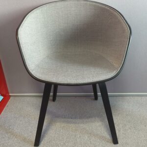 Fauteuil design Hee Welling modèle About A Chair édition Hay, coque en polypropylène noire, intérieur en tissu chiné gris clair (certains avec taches). 4 unités. Vendu à l'unité avec faculté de réunion. Localisation : 6 rue Duret - 75116 Paris : 2-57, 2-47, 2-61 – Image 2