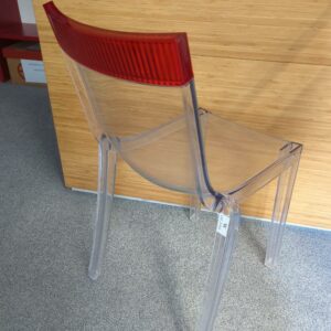 Paire de chaises design Philippe Starck modèle Hi Cut édition Kartell en plexiglas transparent et rouge. 84 x 46 x 54 cm Localisation : 6 rue Duret - 75116 Paris : 2-48 – Image 2