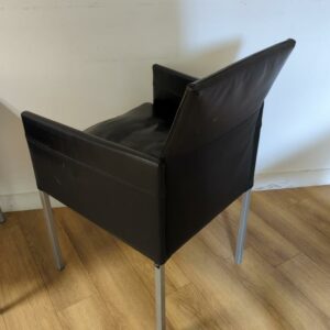 Fauteuil design Karl Friedrich Foster modèle Texas édition KFF recouvert de cuir noir, piètement en acier à section carrée, assise amovible. 86 x 53 x 53 cm. 26 unités. Vendu à l'unité avec faculté de réunion. Localisation : 6 rue Duret - 75116 Paris :  -1 salle à manger, 2eme bas, -2 vestiaire – Image 3