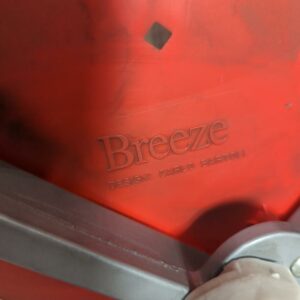 Fauteuil design Carlo Bartoli modèle Breeze édition Segis, dossier et assise en plastique rouge, armature en aluminium. 78 x 57 x 50 cm. Localisation : 6 rue Duret - 75116 Paris : -2 repro – Image 4