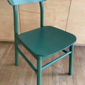 Chaise IKEA design Maja Ganszyniec modèle Rônninge  en bois vert avec dossier incurvé. 12 unités. Vendu à l'unité avec faculté de réunion. 80 x 45 x 50 cm. Localisation : 10 rue Petit - 75019 Paris (3ème)