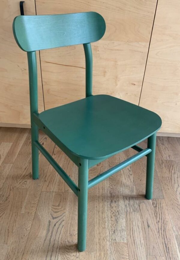 Chaise IKEA design Maja Ganszyniec modèle Rônninge  en bois vert avec dossier incurvé. 12 unités. Vendu à l'unité avec faculté de réunion. 80 x 45 x 50 cm. Localisation : 10 rue Petit - 75019 Paris (3ème)