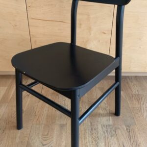 Chaise IKEA design Maja Ganszyniec modèle Rônninge édition en bois noir avec dossier incurvé. 80 x 45 x 50 cm. 12 unités. Vendu à l'unité avec faculté de réunion. Localisation : 10 rue Petit - 75019 Paris (3ème)