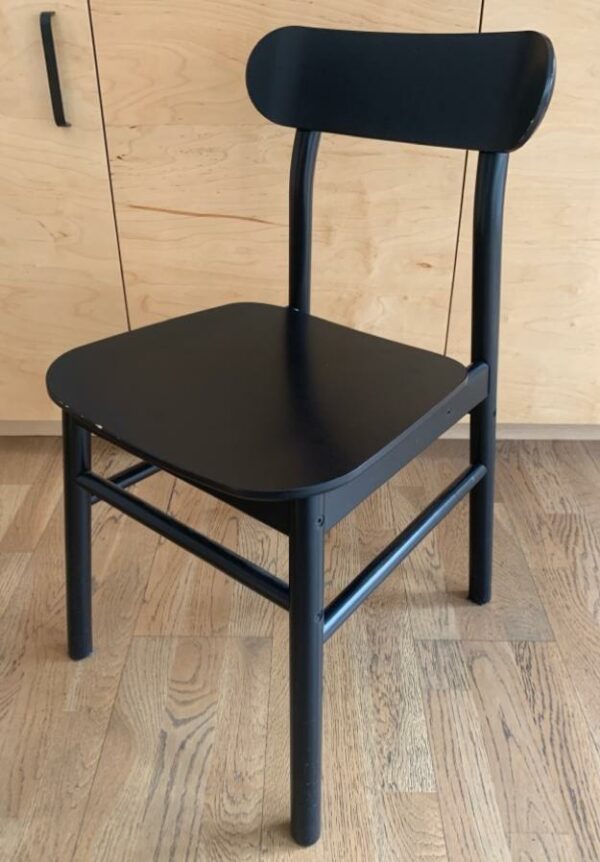 Chaise IKEA design Maja Ganszyniec modèle Rônninge édition en bois noir avec dossier incurvé. 80 x 45 x 50 cm. 12 unités. Vendu à l'unité avec faculté de réunion. Localisation : 10 rue Petit - 75019 Paris (3ème)