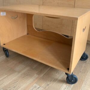 Caisson sur roulettes en bois contreplaqué avec poignées ergonomiques. 50 x 90 x 60 cm. 2 unités. Vendu à l'unité avec faculté de réunion. Localisation : 10 rue Petit - 75019 Paris (3eme)