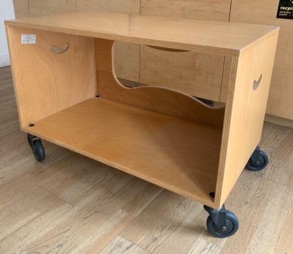Caisson sur roulettes en bois contreplaqué avec poignées ergonomiques. 50 x 90 x 60 cm. 2 unités. Vendu à l'unité avec faculté de réunion. Localisation : 10 rue Petit - 75019 Paris (3eme)