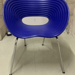 Fauteuil design Ron Arad modèle Tom Vac édition Vitra, assise à structure ondulée en polyproplylène bleu sur 4 pieds en acier chromé. 77 x 65 x 65 cm. 5 unités. Vendu à l'unité avec faculté de réunion. Localisation : 10 rue Petit - 75019 Paris (-1 B06)