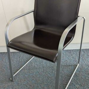Fauteuil de marque LAPALMA, armature en acier brossé, garniture en cuir marron, piètement luge. 80 x 57 x 57 cm. 5 unités. Vendu à l'unité avec faculté de réunion. Localisation : 3 ouest (3106)