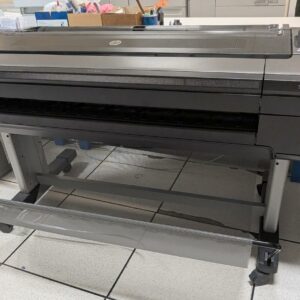 Traceur de marque HP modèle DesignJet Z9*dr V-Trimmer X9024A, sur roulettes. Localisation : 1er