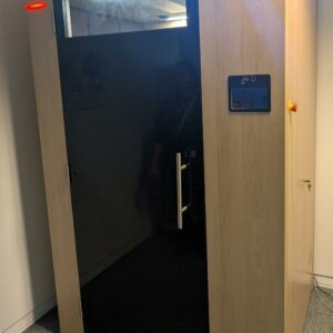 Cabine de consultation médicale à distance en visio équipée de matériel autogéré (tensiomètre, thermomètre, microscope etc.. voir photos). 212 x 137 x 102 cm. (à démonter). Localisation : 1er (1509)