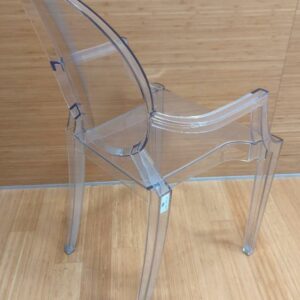 Fauteuil design Philippe Starck modèle Louis Ghost édition Kartell en plexiglas transparent. 93 x 54 x 54 cm. (usures). 11 unités. Vendu à l'unité avec faculté de réunion. Localisation: 6 rue Duret - 75116 Paris. rdc, 1-39, 2-64 – Image 3