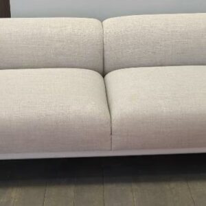 Canapé de marque Hay modèle Bjorn recouvert de tissu chiné gris clair, piètement en acier laqué gris. 70 x 220 x 85 cm. 3 unités. Vendu à l'unité avec faculté de réunion. Localisation : 6 rue Duret - 75116 Paris. rdc, 2eme bas