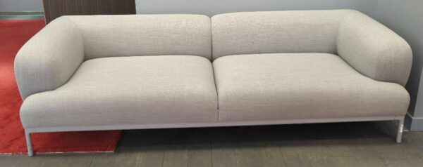 Canapé de marque Hay modèle Bjorn recouvert de tissu chiné gris clair, piètement en acier laqué gris. 70 x 220 x 85 cm. 3 unités. Vendu à l'unité avec faculté de réunion. Localisation : 6 rue Duret - 75116 Paris. rdc, 2eme bas