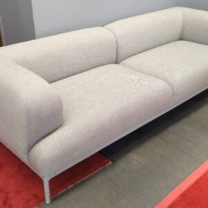 Canapé de marque Hay modèle Bjorn recouvert de tissu chiné gris clair, piètement en acier laqué gris. 70 x 220 x 85 cm. 3 unités. Vendu à l'unité avec faculté de réunion. Localisation : 6 rue Duret - 75116 Paris. rdc, 2eme bas – Image 2