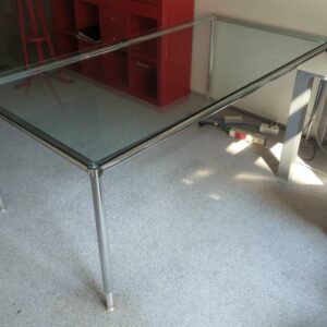Table ou bureau de marque Bosse modèle Modul Space, plateau rectangulaire en verre transparent reposant sur une structure en acier chromé, pieds réglables en hauteur. 76 x 200 x 100 cm. Localisation : 6 rue Duret - 75116 Paris : 1-21 – Image 2
