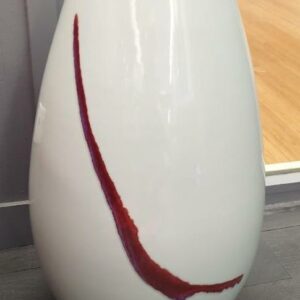 Vase en céramique beige et motif en relief rouge sang., Chine. (voir photos).  56 cm x 35 cm. 2 unités. Vendu à l'unité avec faculté de réunion. Localisation : 6 rue Duret - 75116 Paris : rdc