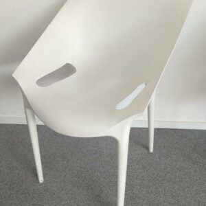 Fauteuil design Philippe Stark modèle Dr.Yes édition Kartell en polypropylène blanc. 80 x 55 x 55 cm. 4 unités. Vendu à l'unité avec faculté de réunion Localisation : 6 rue Duret - 75116 Paris :  -2 réunion