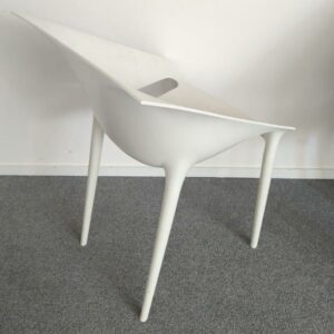 Fauteuil design Philippe Stark modèle Dr.Yes édition Kartell en polypropylène blanc. 80 x 55 x 55 cm. 4 unités. Vendu à l'unité avec faculté de réunion Localisation : 6 rue Duret - 75116 Paris :  -2 réunion – Image 2