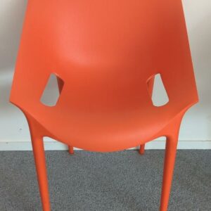 Fauteuil design Philip Stark modèle Dr.Yes édition Kartell en polypropylène orange. 80 x 55 x 55 cm. 39 unités.. Vendu à l'unité avec faculté de réunion Localisation : 6 rue Duret - 75116 Paris : -2 salle réunion, -2 vestiaire, es 12