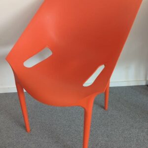 Fauteuil design Philip Stark modèle Dr.Yes édition Kartell en polypropylène orange. 80 x 55 x 55 cm. 39 unités.. Vendu à l'unité avec faculté de réunion Localisation : 6 rue Duret - 75116 Paris : -2 salle réunion, -2 vestiaire, es 12 – Image 2