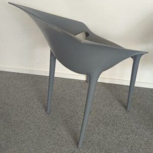 Fauteuil design Philippe Stark modèle Dr.Yes édition Kartell en polypropylène gris. 80 x 55 x 55 cm. 26 unités. Vendu à l'unité avec faculté de réunion. Localisation : 6 rue Duret - 75116 Paris : salle réunion -2, -2 vestiaire – Image 3