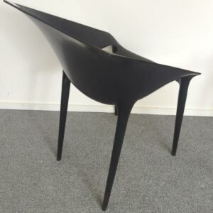 Fauteuil design Philip Stark modèle Dr.Yes édition Kartell en polypropylène noir. 80 x 55 x 55 cm. 25 unités. Vendu à l'unité avec faculté de réunion Localisation : 6 rue Duret - 75116 Paris : salle réunion -2, -2 vestiaire – Image 3