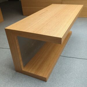 Bureau design sur roulettes en "C", plateaux rectangulaires en bois stratifié couleur bambou avec trappe technique. 77 x 170 x 75 cm. 14 unités. Vendu à l'unité avec faculté de réunion. Localisation : 6 rue Duret - 75116 Paris : 6 rue Duret - 75116 Paris : salle réunion - 2