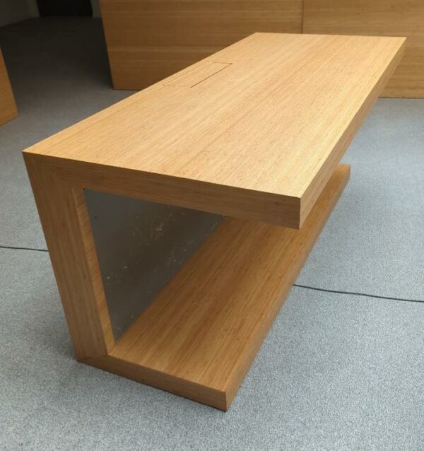 Bureau design sur roulettes en "C", plateaux rectangulaires en bois stratifié couleur bambou avec trappe technique. 77 x 170 x 75 cm. 14 unités. Vendu à l'unité avec faculté de réunion. Localisation : 6 rue Duret - 75116 Paris : 6 rue Duret - 75116 Paris : salle réunion - 2