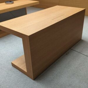 Bureau design sur roulettes en "C", plateaux rectangulaires en bois stratifié couleur bambou avec trappe technique. 77 x 170 x 75 cm. 14 unités. Vendu à l'unité avec faculté de réunion. Localisation : 6 rue Duret - 75116 Paris : 6 rue Duret - 75116 Paris : salle réunion - 2 – Image 4