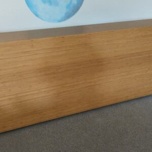 Comptoir sur roulettes en bois stratifié couleur bambou à 4 compartiments. 90 x 275 x 35 (115 cm avec retour). Localisation : 6 rue Duret - 75116 Paris :
salle réunion -2