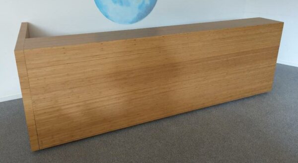 Comptoir sur roulettes en bois stratifié couleur bambou à 4 compartiments. 90 x 275 x 35 (115 cm avec retour). Localisation : 6 rue Duret - 75116 Paris :
salle réunion -2