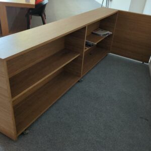 Comptoir sur roulettes en bois stratifié couleur bambou à 4 compartiments. 90 x 275 x 35 (115 cm avec retour). Localisation : 6 rue Duret - 75116 Paris :
salle réunion -2 – Image 2