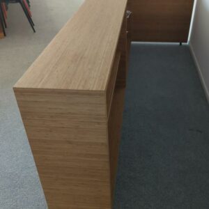 Comptoir sur roulettes en bois stratifié couleur bambou à 4 compartiments. 90 x 275 x 35 (115 cm avec retour). Localisation : 6 rue Duret - 75116 Paris :
salle réunion -2 – Image 3