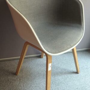 Fauteuil design Hee Welling modèle About A Chair édition Hay, coque en polypropylène blanc garnie de tissu chiné gris souris, piètement en bois naturel. 81 x 58 x 46 cm. 49 unités. Vendu à l'unité avec faculté de réunion. Localisation : 6 rue Duret - 75116 Paris : es , rdc, rdc+1, 1-42, 1-37, 1-38, 1-27, 1-28, 1-25, 1-23, 1-21, 2-54, 2-51, 2-50, 2-68, 2-60, 2-65, 2-62, 3-89, 3-87, 3-90, 3-86, 3-94, 3-85, 3-81, 3-78, 3-82, 3-77, 3-76, 3-73, 3-72, 516, 517b, 520