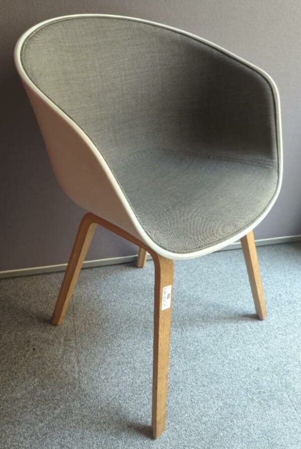 Fauteuil design Hee Welling modèle About A Chair édition Hay, coque en polypropylène blanc garnie de tissu chiné gris souris, piètement en bois naturel. 81 x 58 x 46 cm. 49 unités. Vendu à l'unité avec faculté de réunion. Localisation : 6 rue Duret - 75116 Paris : es , rdc, rdc+1, 1-42, 1-37, 1-38, 1-27, 1-28, 1-25, 1-23, 1-21, 2-54, 2-51, 2-50, 2-68, 2-60, 2-65, 2-62, 3-89, 3-87, 3-90, 3-86, 3-94, 3-85, 3-81, 3-78, 3-82, 3-77, 3-76, 3-73, 3-72, 516, 517b, 520