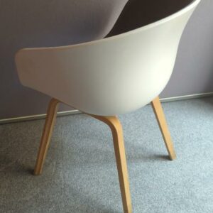Fauteuil design Hee Welling modèle About A Chair édition Hay, coque en polypropylène blanc garnie de tissu chiné gris souris, piètement en bois naturel. 81 x 58 x 46 cm. 49 unités. Vendu à l'unité avec faculté de réunion. Localisation : 6 rue Duret - 75116 Paris : es , rdc, rdc+1, 1-42, 1-37, 1-38, 1-27, 1-28, 1-25, 1-23, 1-21, 2-54, 2-51, 2-50, 2-68, 2-60, 2-65, 2-62, 3-89, 3-87, 3-90, 3-86, 3-94, 3-85, 3-81, 3-78, 3-82, 3-77, 3-76, 3-73, 3-72, 516, 517b, 520 – Image 2